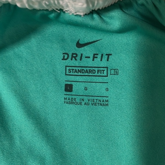 NIKE dri-fit girls running shorts in green/super pale green - Picture 4 of 5